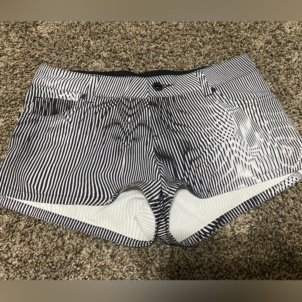 Fun patterned Hurley shorts!